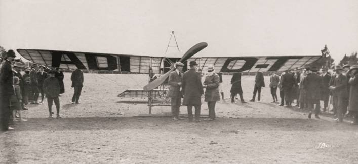 FIRST PLANE IN GOULBURN.jpg