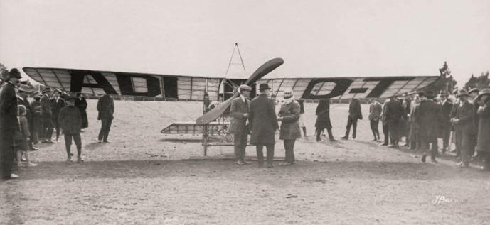 FIRST PLANE IN GOULBURN.jpg